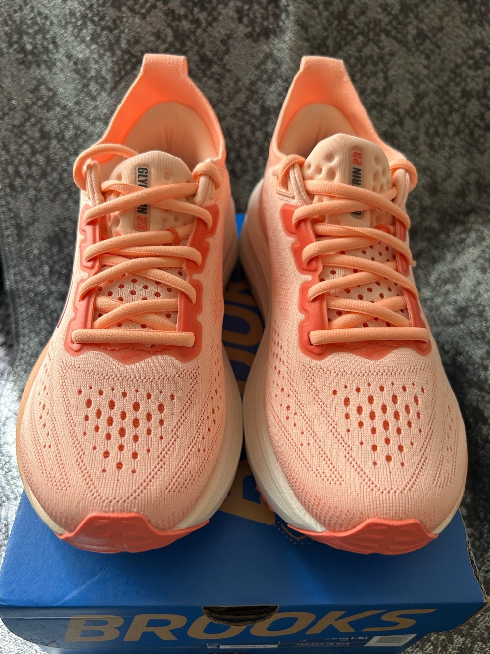 NIB!! Women’s BROOKS sz 5
